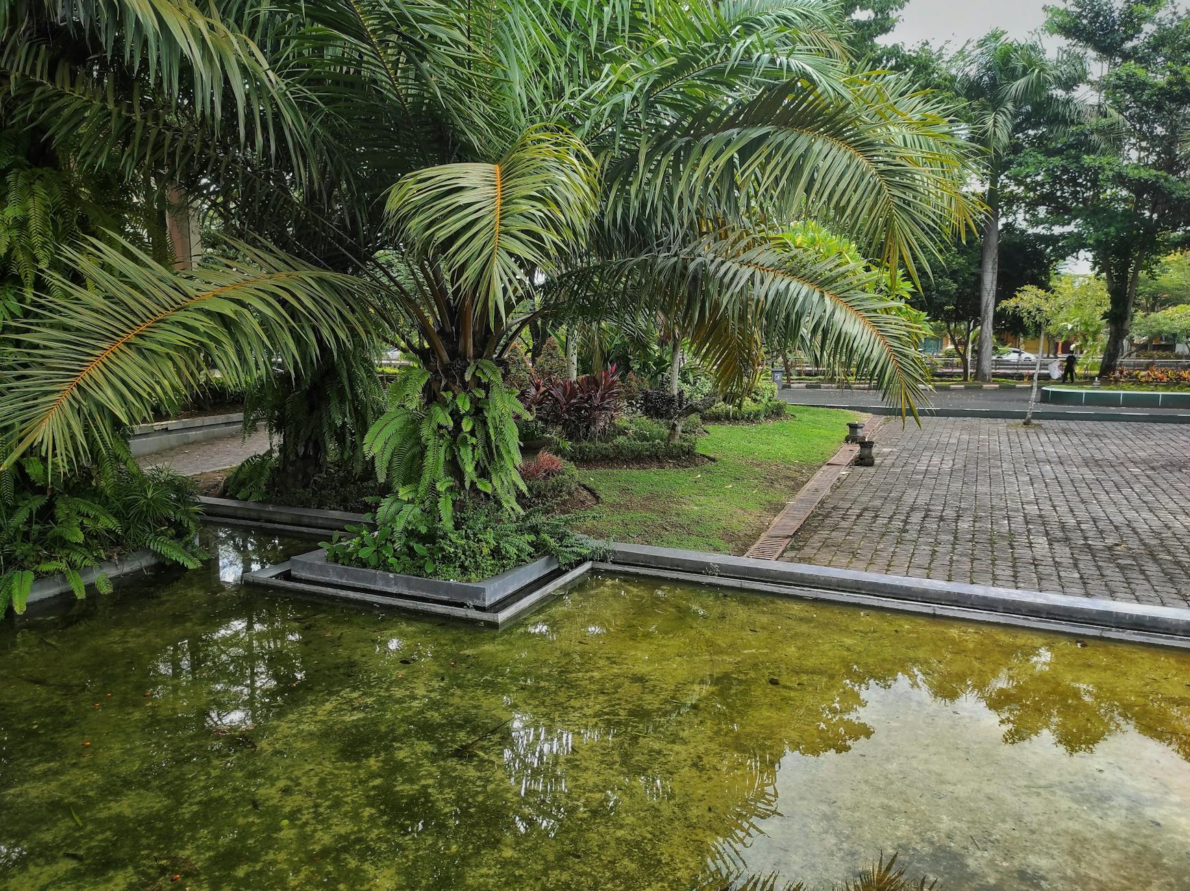 bal harbour shops tropical garden