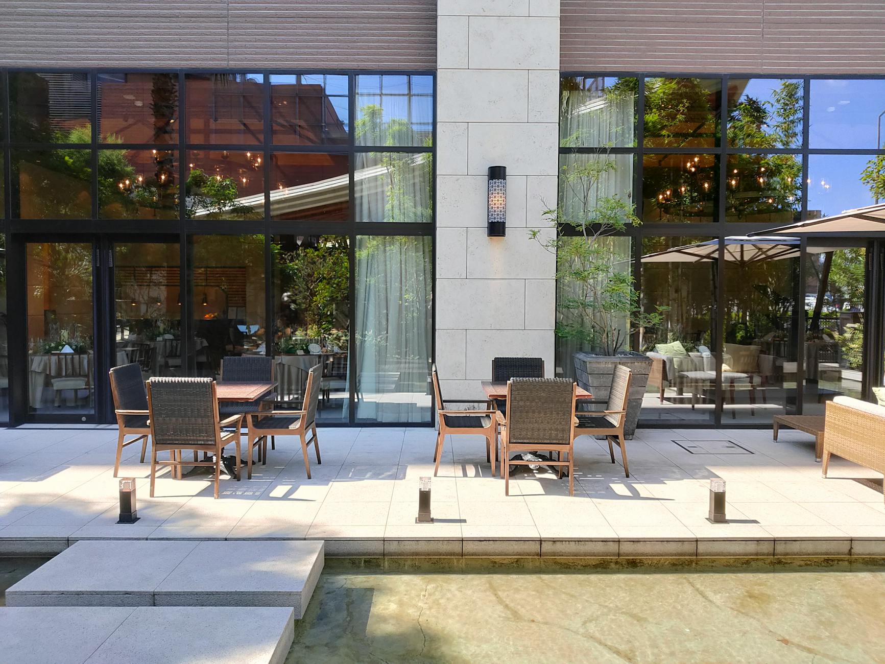 Coral Gables Miami restaurants line Miracle Mile and the Giralda Plaza pedestrian street
