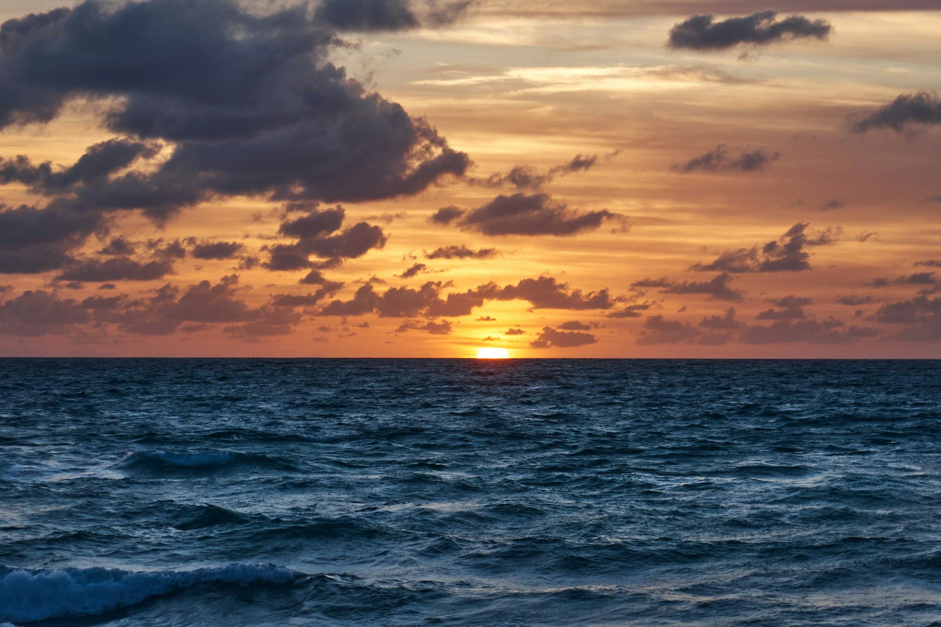 Free things to do in Miami at sunrise — South Pointe Park beach walk