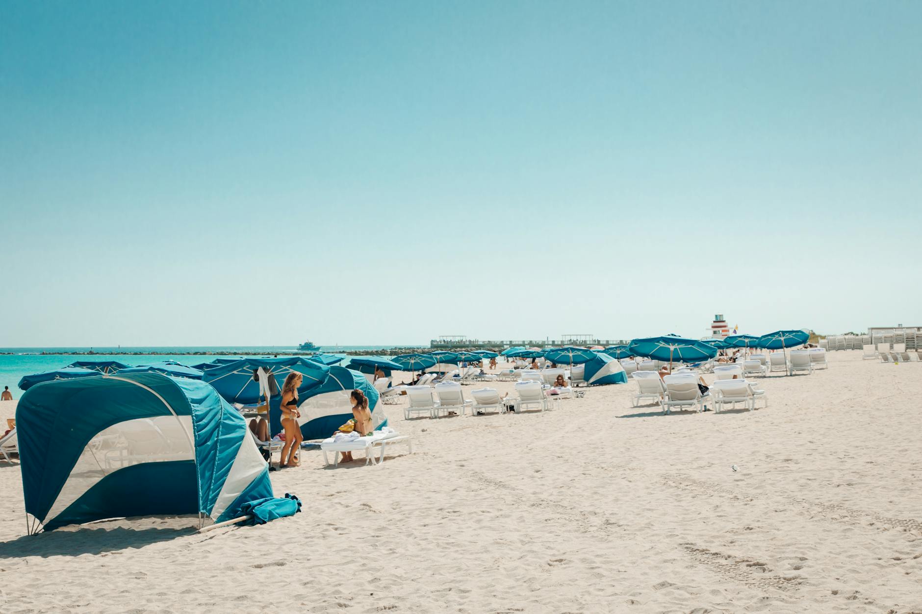 Beachfront resort hotel in Mid-Beach Miami