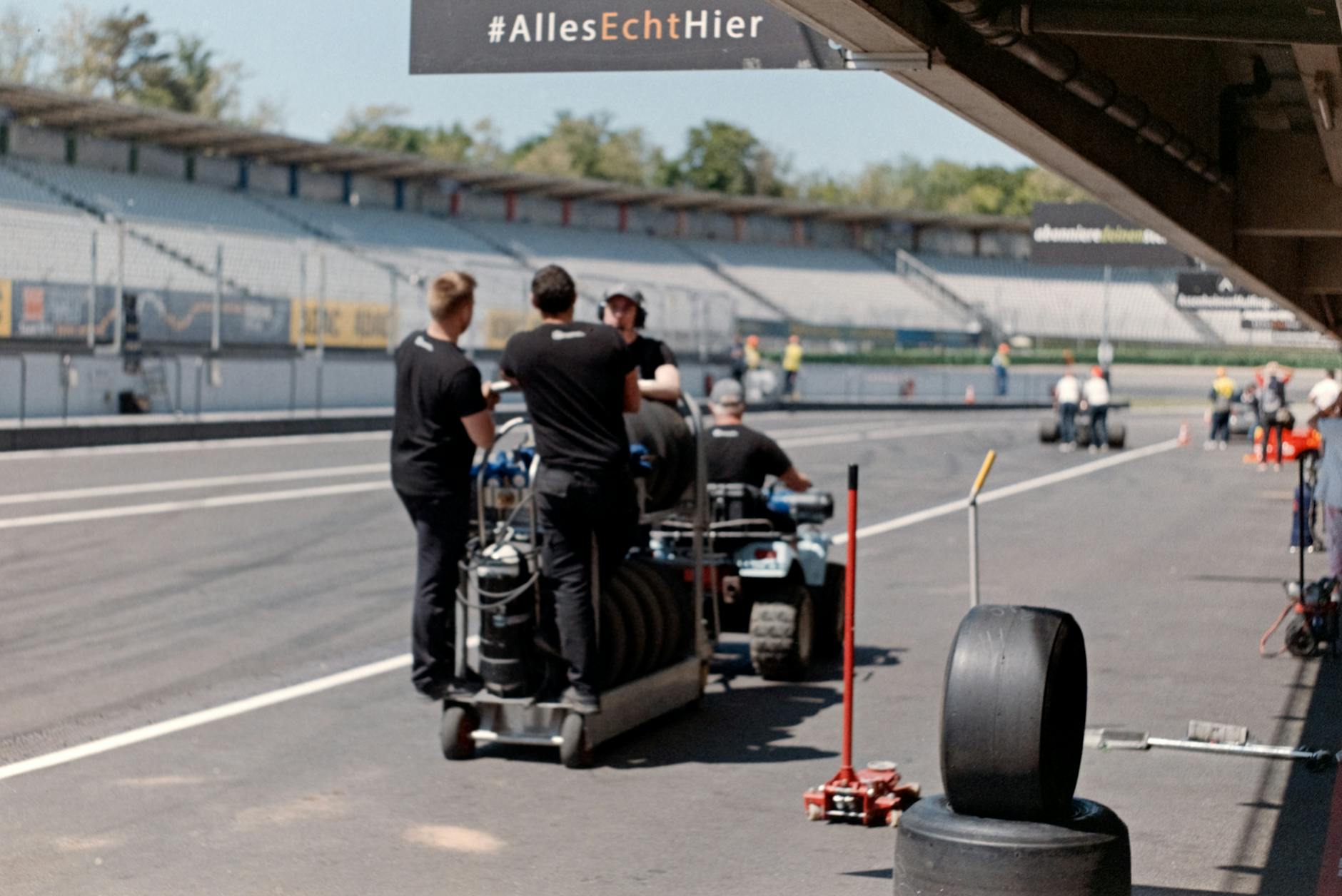 miami grand prix pit lane mechanics
