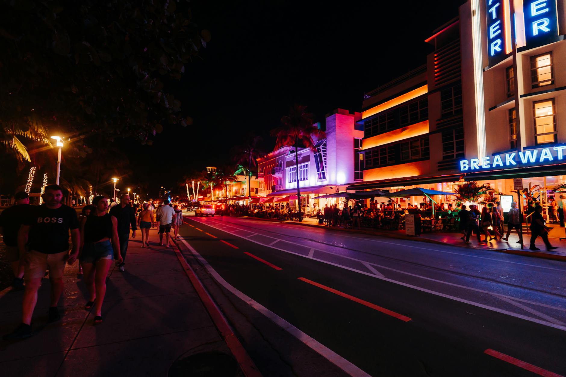 is miami safe for tourists crowded street