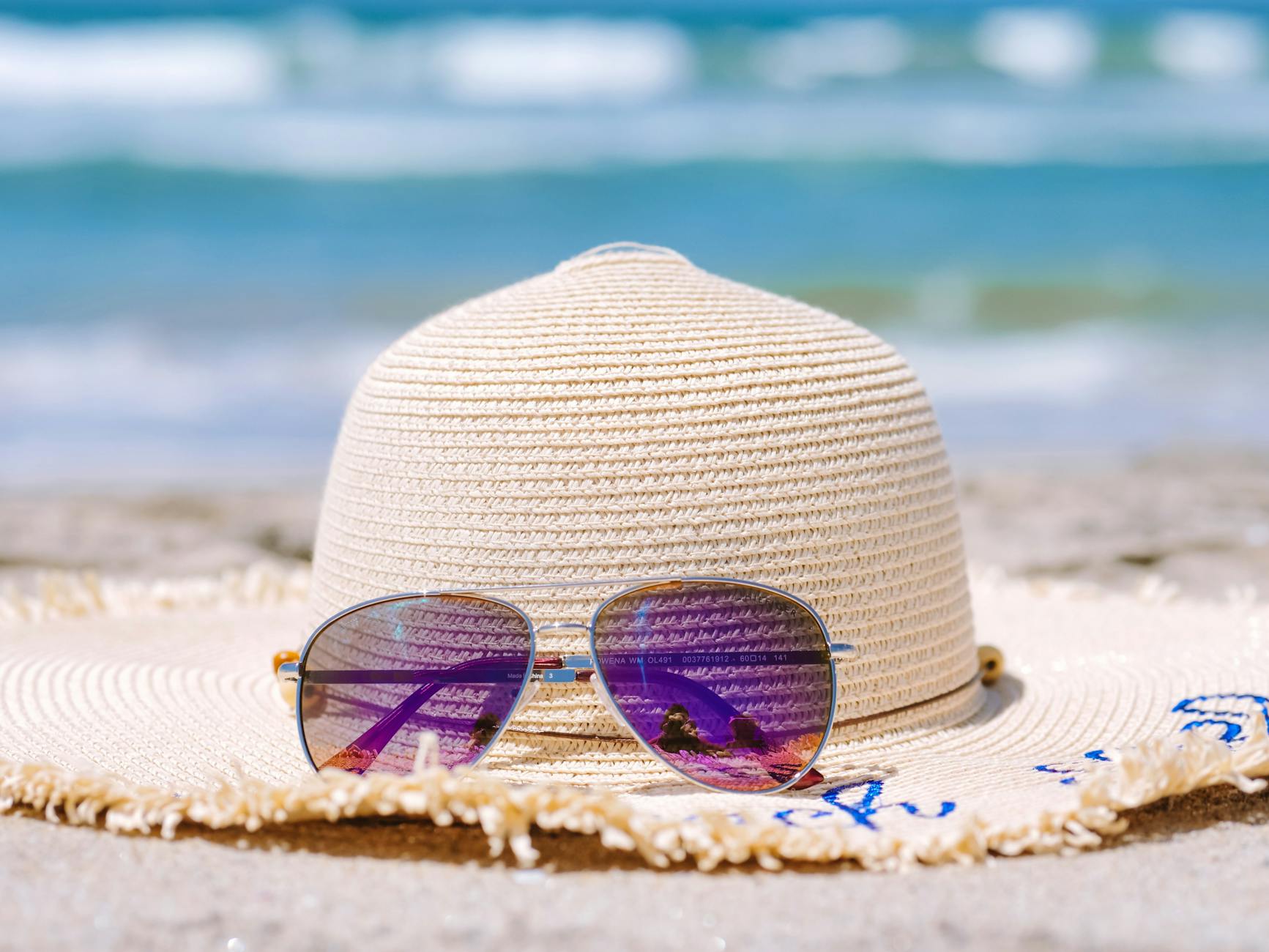 what to wear in miami sun hat sunglasses