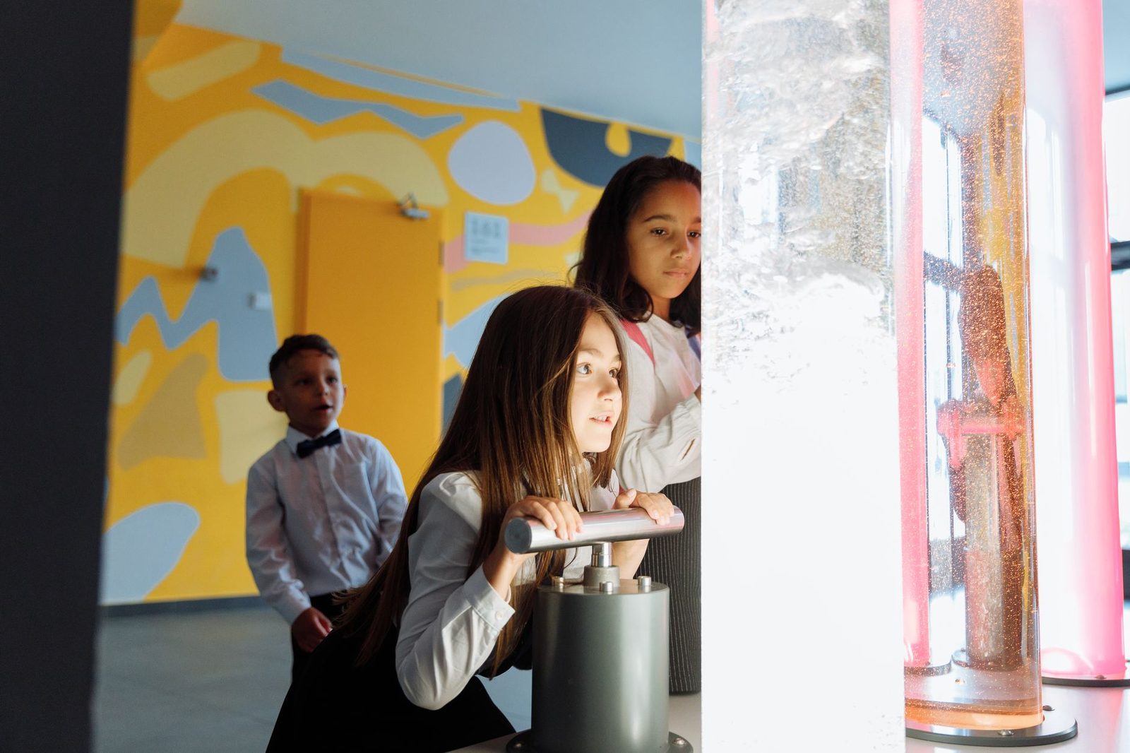 kids exploring a hands on ocean exhibit